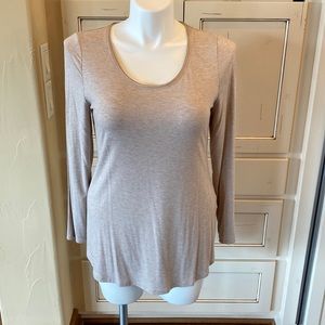 Relaxed long sleeve T. Gold metallic threading